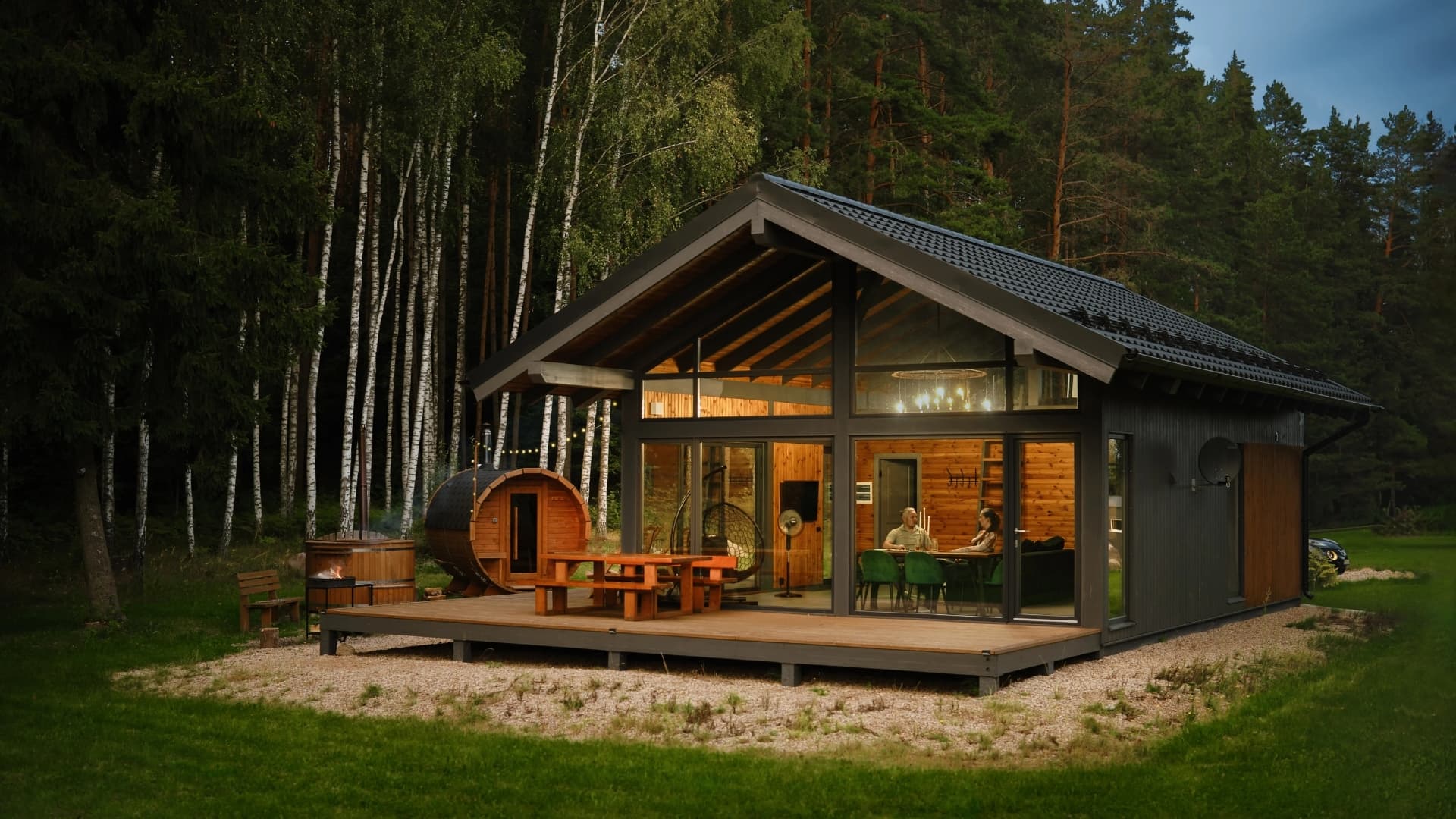 Есть люди, которые мечтают о доме годами.
Только всё время «не сейчас».
То денег не хватает, то времени, то голова занята проблемами.

А модульный дом — он другой.
Он снимает главное препятствие:
страх начать.

Ты выбираешь планировку — и всё.
Не пять месяцев раздумий,
не десять встреч с проектировщиками,
не сто чертежей со словами «давайте ещё подумаем».

Дом уезжает на завод, а ты — на работу.
И жизнь идёт своим чередом:
дети в школу, работа, кофе, будни.

А тем временем стены уже собраны.
Проводка проложена.
Утепление стоит идеально.
Окна вставлены ровно так, как надо — без дождя, грязи и спешки.

Ты даже не заметил, как прошёл этот этап —
потому что тебе не пришлось жить на стройплощадке.

И вот наступает день, который меняет всё.
Не торжественный, без фейерверков.
Обычный такой день, четверг.
Ты приезжаешь на участок —
и видишь, как дом съезжает с платформы.

Не громко.
Не пафосно.
Просто берёт и появляется там,
где ещё месяц назад было пустое поле.

Модуль за модулем — как пазл, который складывает твою новую жизнь.
И ты вдруг ловишь себя на мысли:

«Боже, я ведь ничего не откладывал.
Дом сам пришёл.»

Модульный дом — это не бетон, не кирпич и не бесконечный бардак.
Это выбор в пользу жизни, которая может начаться не через год, а через пару недель.

Иногда чудо — это не скорость.
Иногда чудо — в том, что тебе наконец не надо ждать.